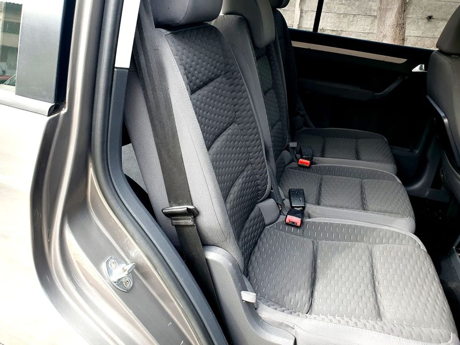 Vând wolkswagen Touran  facelift 1.9 105cp 6+1  

Vând volkswagen Tou