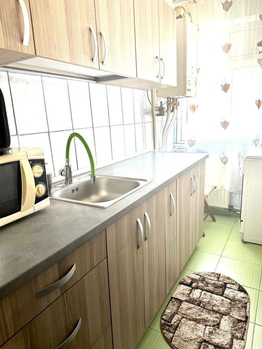 Apartament 3 camere , etaj 1, zona Teilor