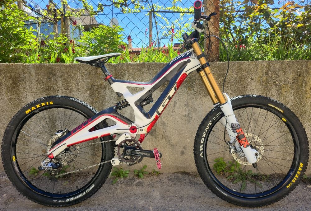 GT fury 26 Карбонов Downhill bike Fox 40 сервизиран XTR Спирачки Fox shox
