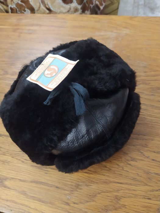 Меховые мужские шапки, шкурки кролика, меховые отходы.