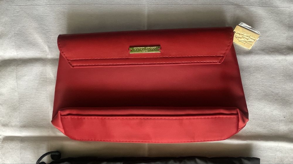 Продам косметичку Армани. Новая.