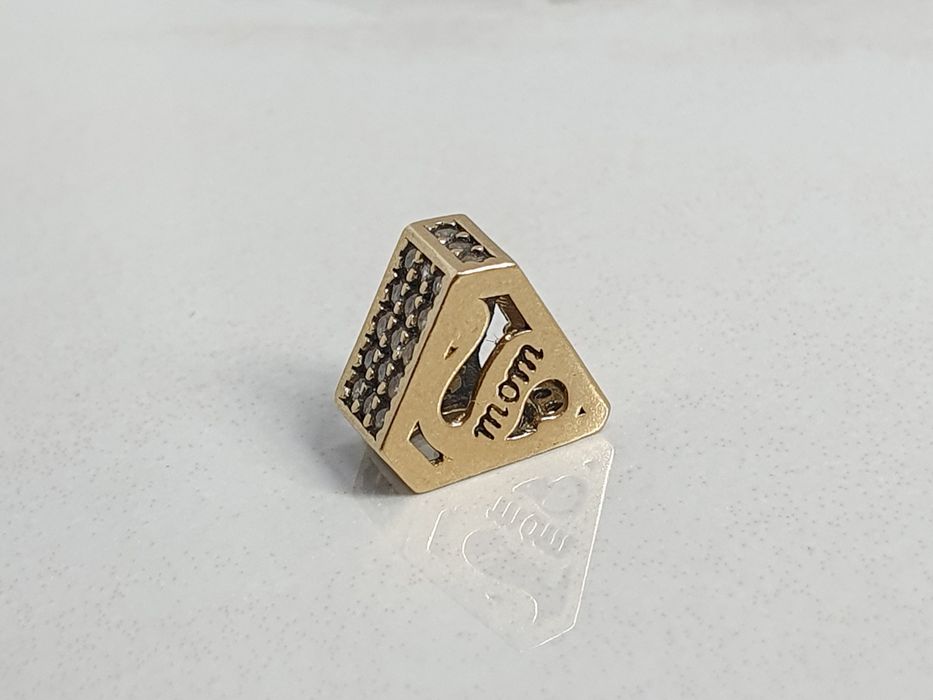 Charm din aur de 14K în formă de diamant cu cubic zirconia și inscripție „MOM” – 1,78 g