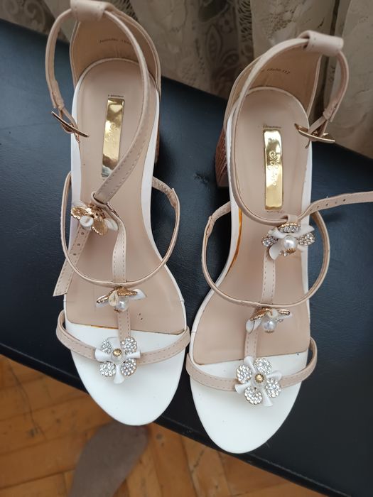 Нови сандали беж