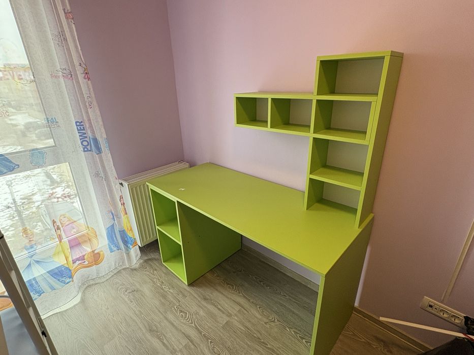 Birou cu etajere incluse