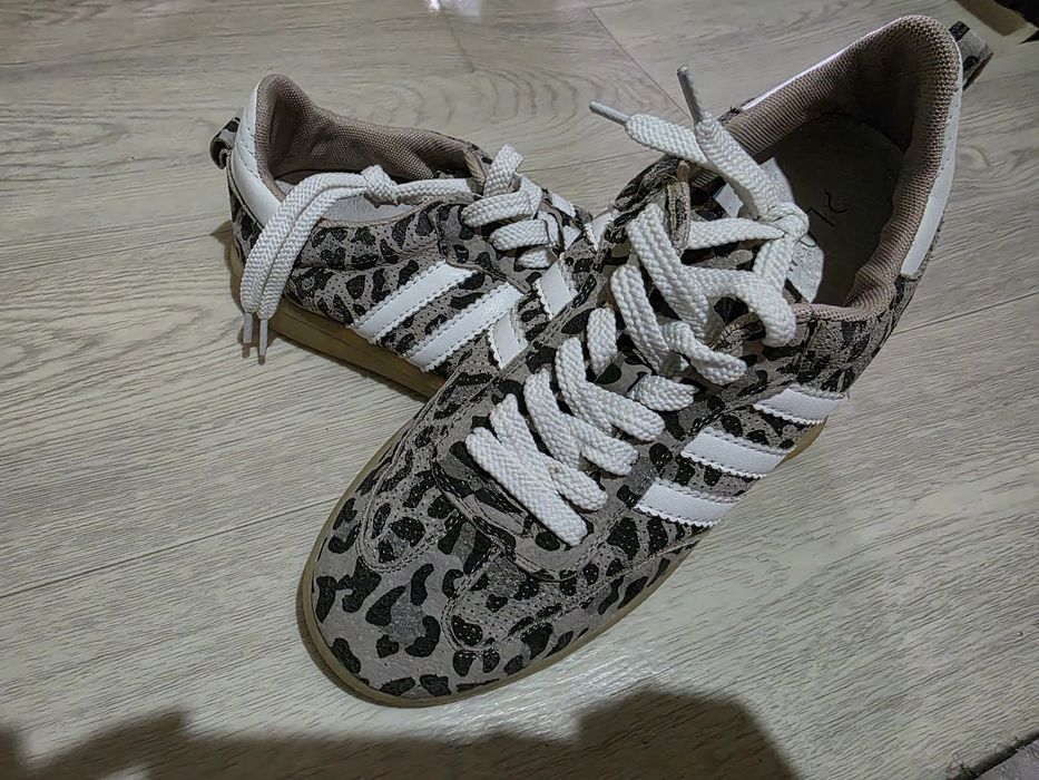 Женские кроссовки