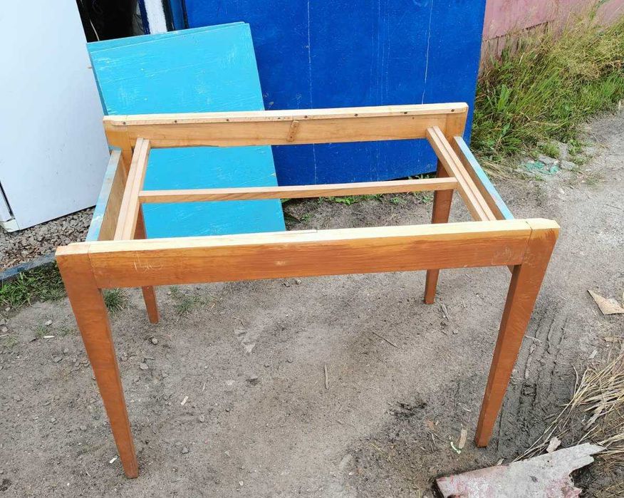 Продам два крепких надежных стола ..