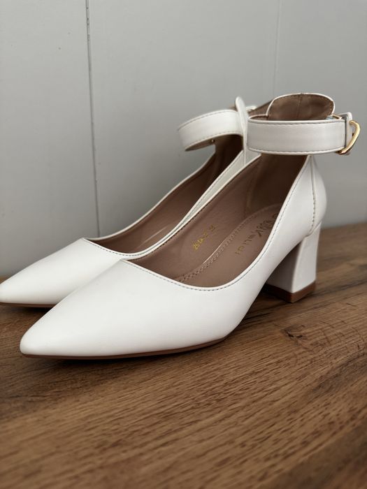 Продаю  белые туфли