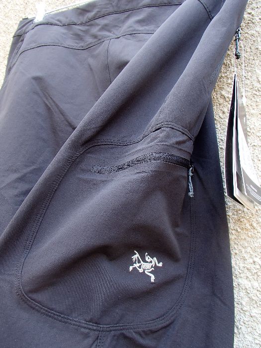 Продавам лек пролетноесенен разтеглив черен панталон Arc'teryx