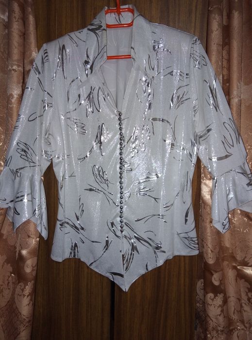 Блузка новая нарядная.
