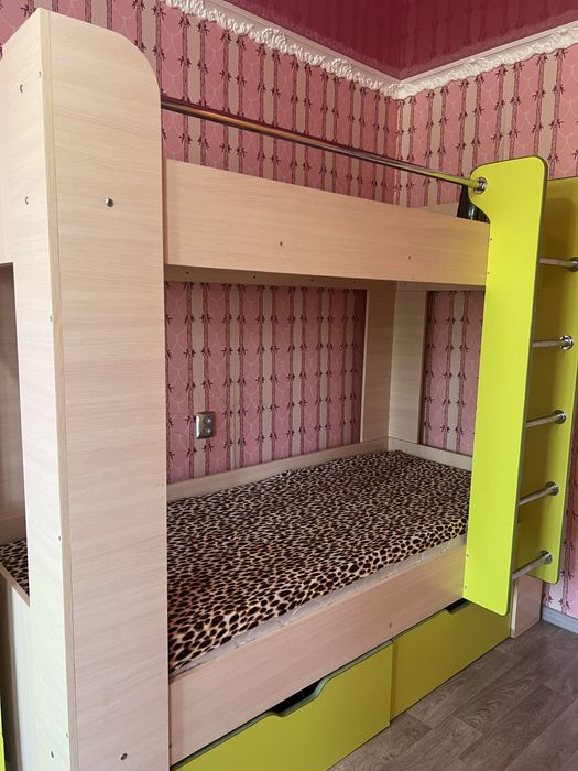 Продам двуярусную кровать