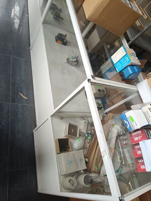 Продавам метални стелажи и витрини втора употреба