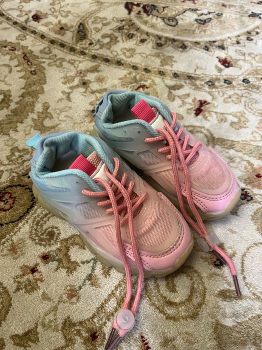 Продам летние кроссовки на девочку