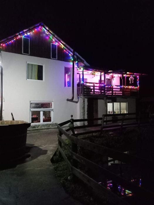 Cabană de închiriat cu 2 ciubăre(interior și exterior)liber de Crăciun