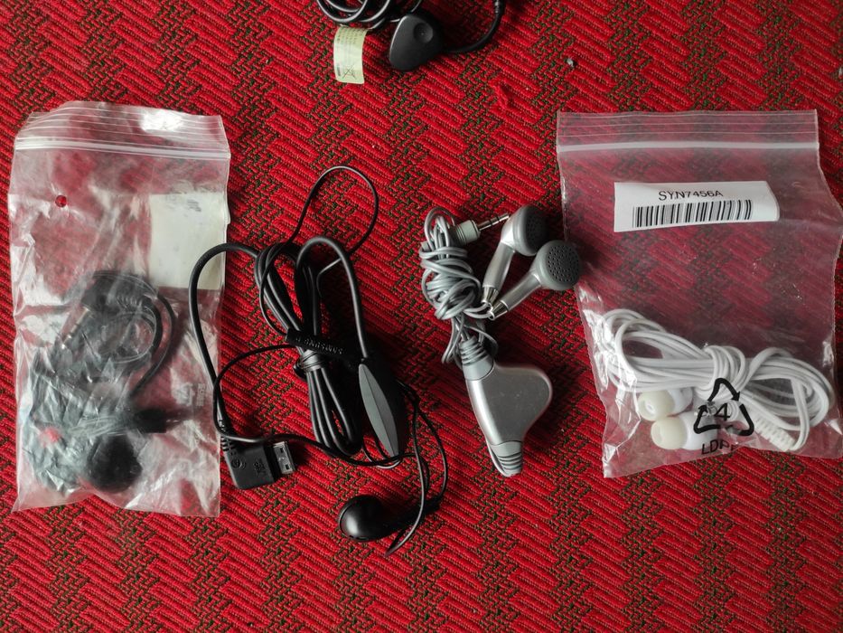 Căști audio cu diferite tipuri de mufe pentru dispozitive diferite