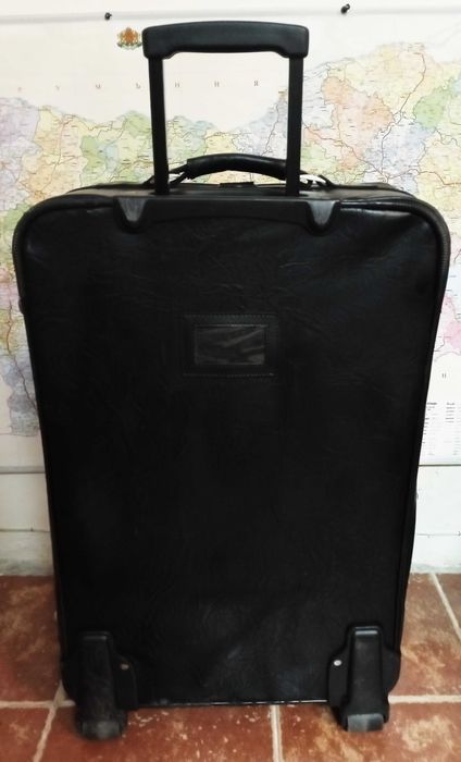 Куфар голям с дръжка на колела