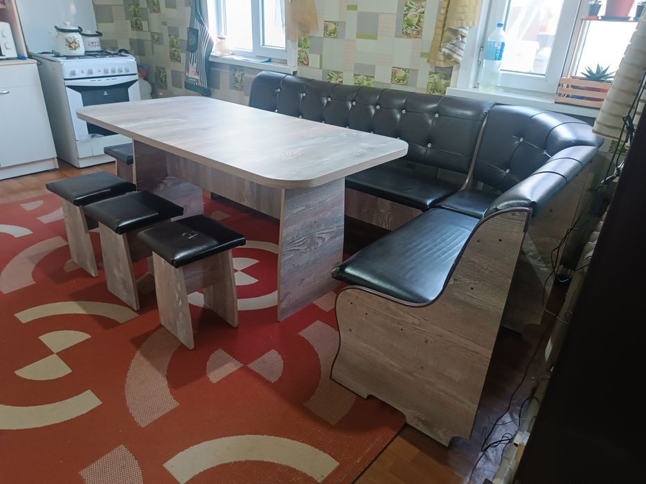 Кухонный уголок с табуретками