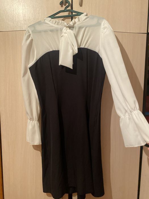 Продаётся платье на 25 мая.