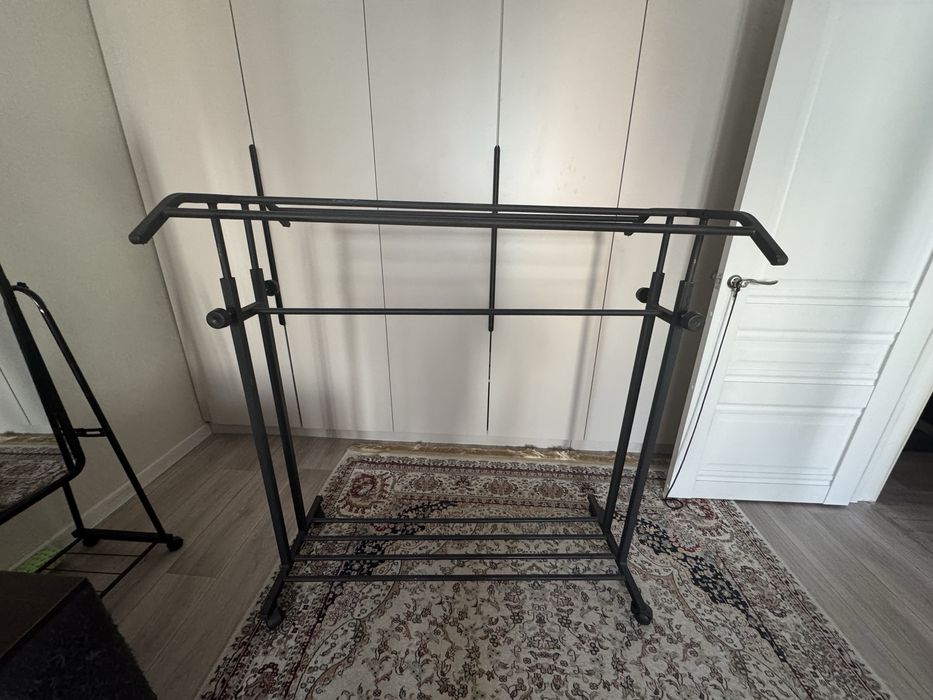 Вешалка б/у в черном цвете