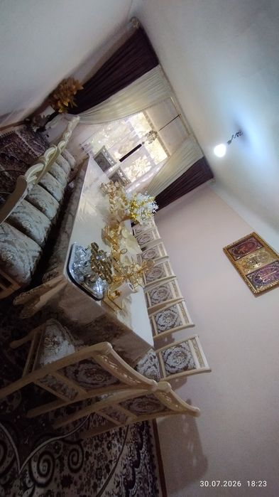 18 kishilik Stol stul bagema idishlar suniy gullar
