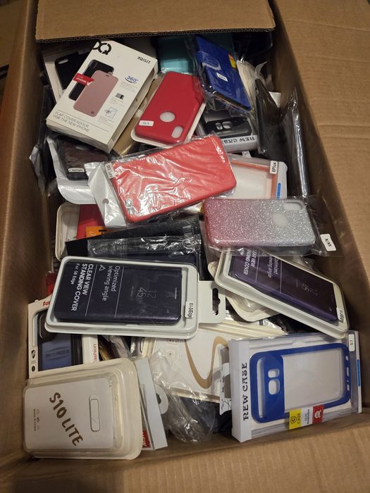 300 bucati de huse de telefon,  IPhone , Samsung,  etc.