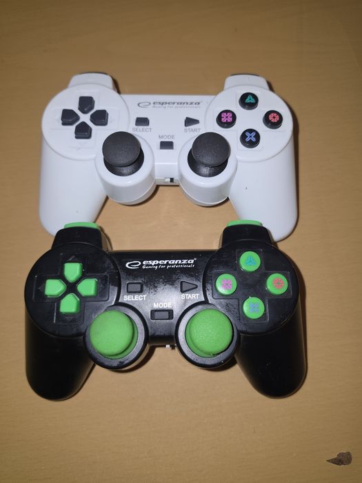 Vand PS 3 si 2 manete cadou