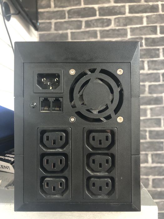 Se vând două UPS Eaton