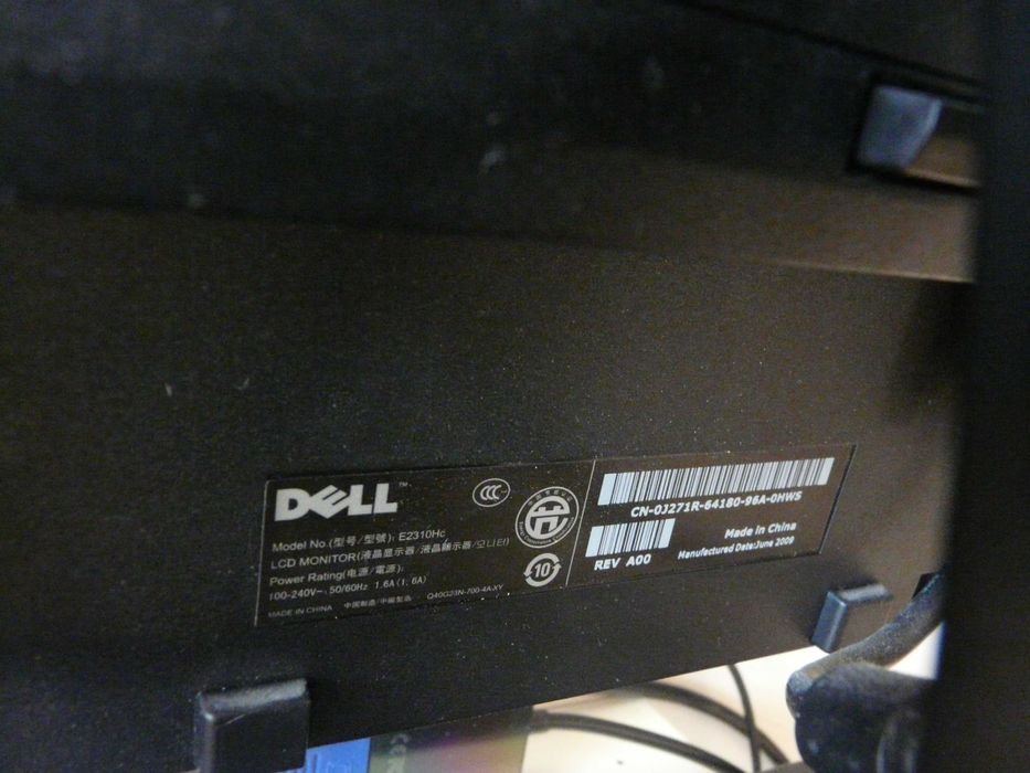 Монитор DELL 23 инча с клавиатура  DELL и всички кабели към него