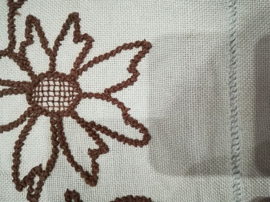 Ръчно бродирана покривка върху ленена панама 130/125см