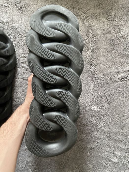 Versace chain reaction