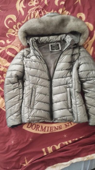 Сребристо яке с пухина качулка