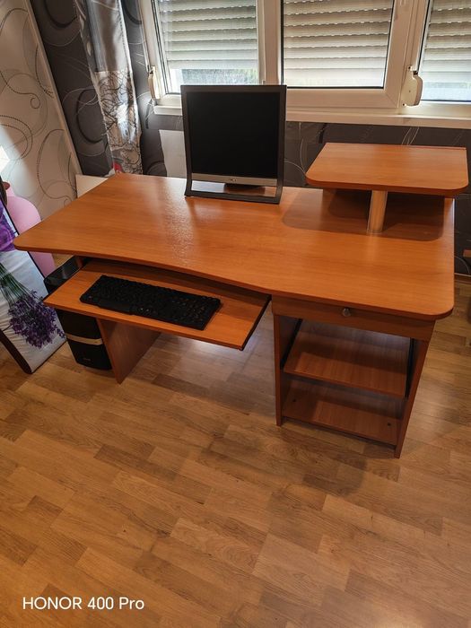 Бюро за настолен компютър