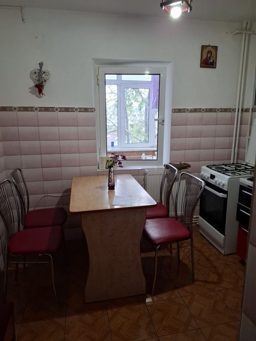 P.F Închiriez apartament Broșteni zona Banca Transilvania