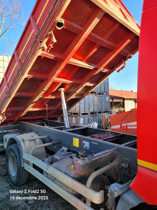 Renault Trucks Midlum an 2006 Basculabil 3 parti  pe cutie