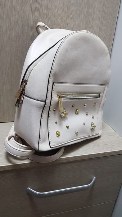 Красивый белый рюкзак