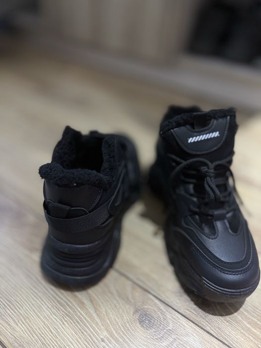 Продам кроссовки зимние