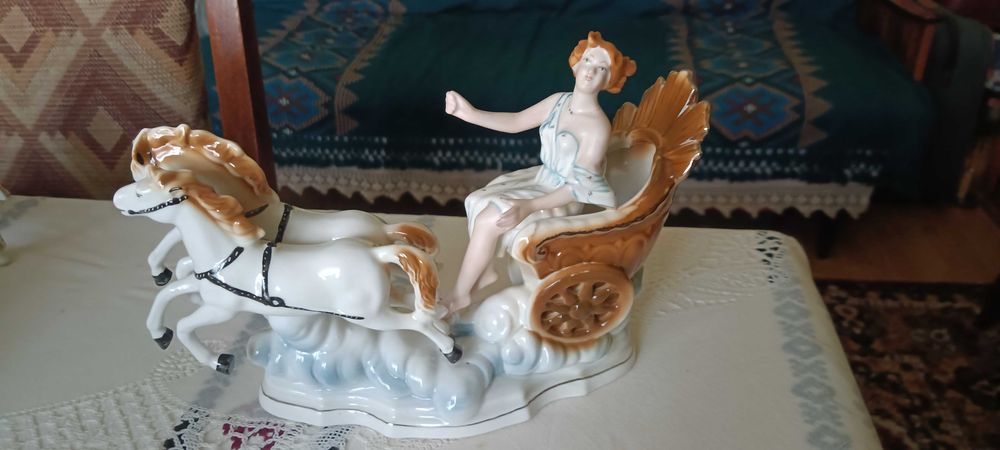 Vand bibelou - Femeia in caleasca cu cai