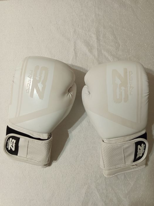 Продавам боксови ръкавици  SZ FIGHTERS Indigo white matt