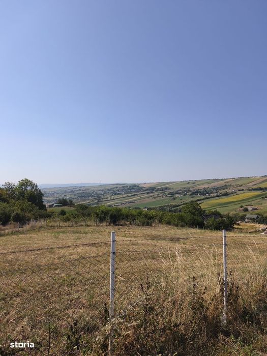 Teren cu o panorama superba,la marginea pădurii ( rezervație naturală)
