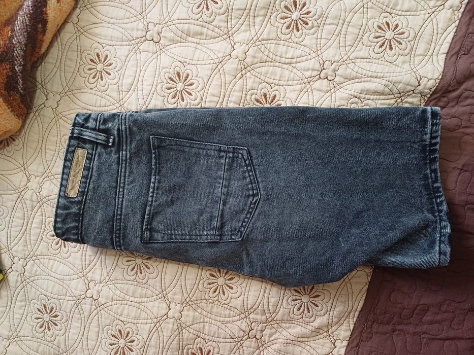 Vând pantaloni scurti de blug