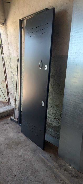 Метални врати за мазета с размери по поръчка