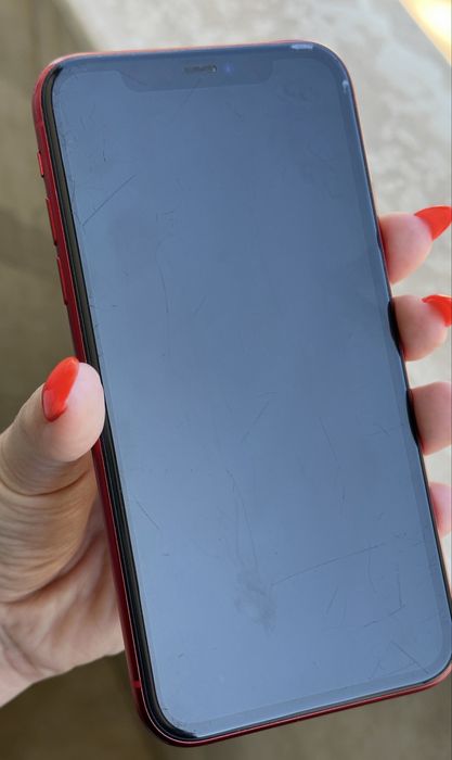 iPhone 11 червен