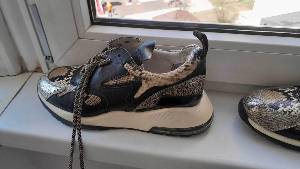 Кроссовки стильные, принт змея