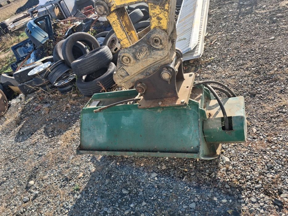 Tocator resturi vegetale miniexcavator