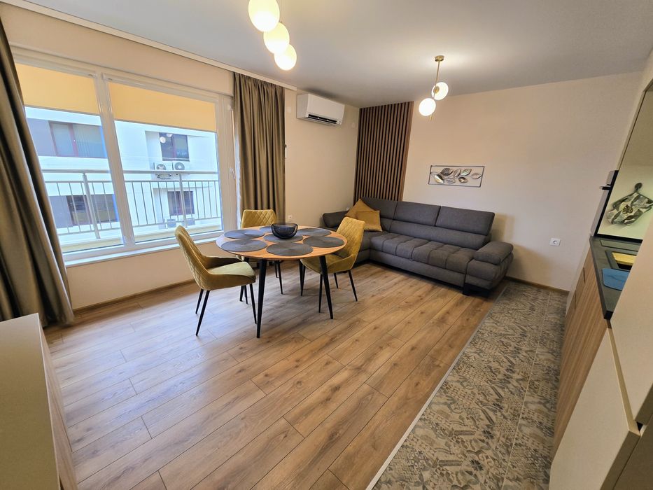 Под наем нов двустаен, Гранд мол