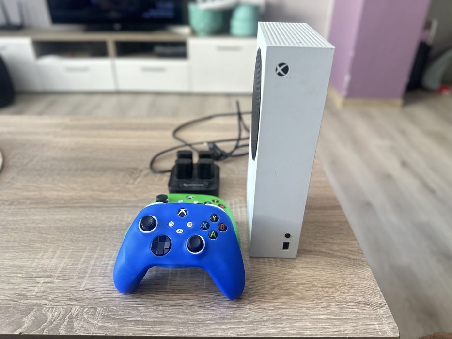 Xbox Series S 500GB  със 2 джойстика
