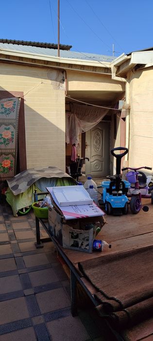 Зилони бозорда 3 хонали ховли сотилади евро ремонт килинган шароит зур