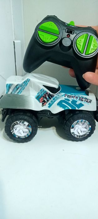 Машинка на пульте управления