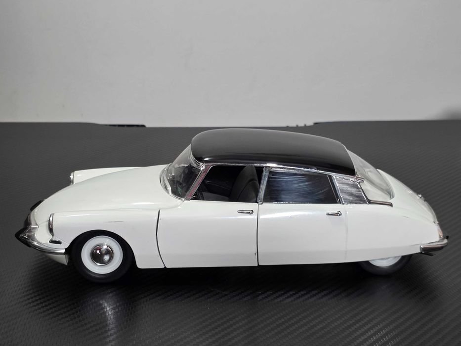 Macheta Auto 1/18 Solido Citroen DS19 Alb Plafon negru