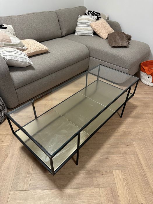 Холна маса със стъклен плот