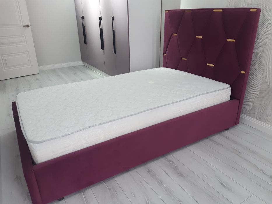Кровать с матрасом